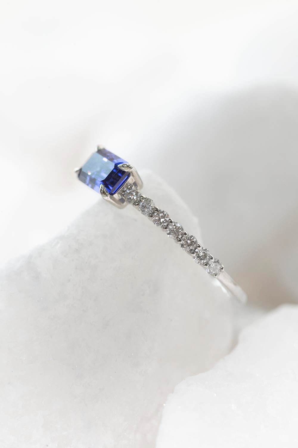 Anillo de Compromiso Laboratorio Diamante y Zafiro Lab Baguette
