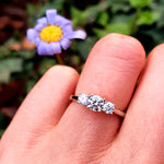 Anillo de Compromiso Moissanite Tres Piedras Cross