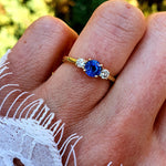 Anillo de Compromiso Tres Piedras Diamante y Zafiro