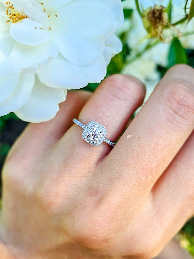 Anillo de Compromiso Doble Halo Cojin