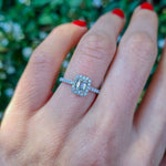 Anillo de Compromiso Halo Cojin Esmeralda