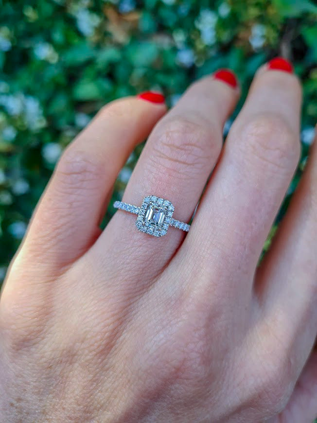 Anillo de Compromiso Halo Cojin Esmeralda