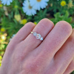 Anillo de Compromiso tres Piedras Aziza