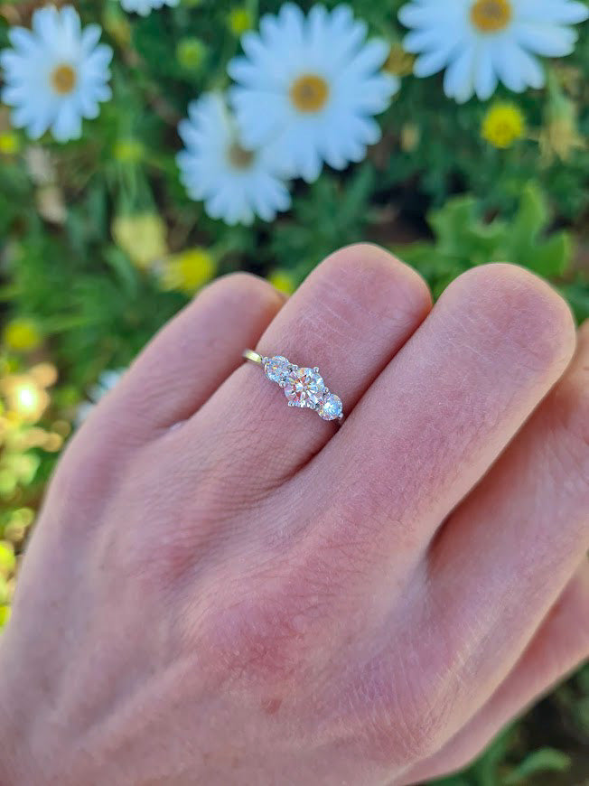 Anillo de Compromiso tres Piedras Aziza