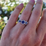 Anillo de Compromiso de Diamantes Tres Piedras Zafiro y Tres Halo