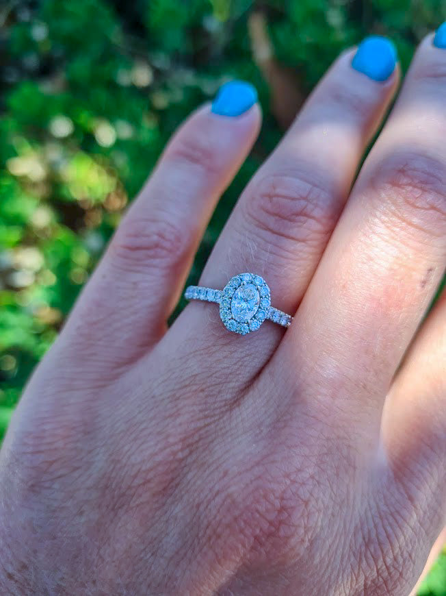 Anillo de Compromiso Halo Oval