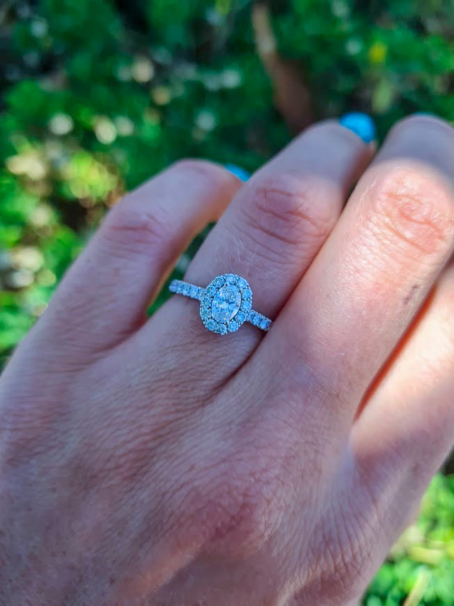 Anillo de Compromiso Halo Oval