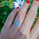 Anillo de Compromiso Halo Cojin Esmeralda