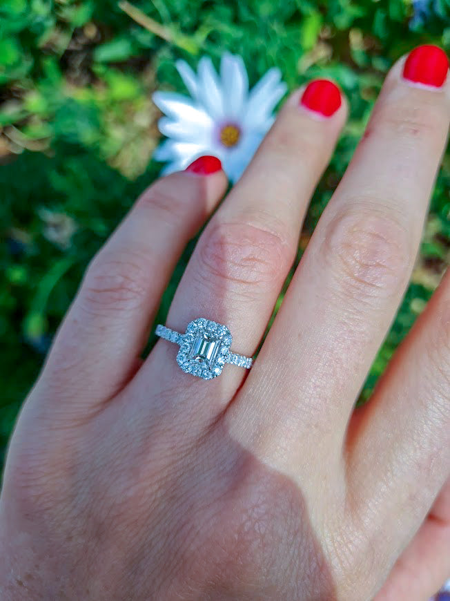 Anillo de Compromiso Halo Cojin Esmeralda