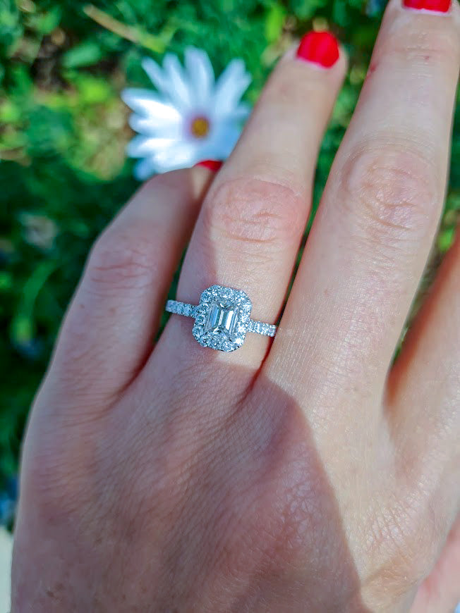 Anillo de Compromiso Halo Cojin Esmeralda