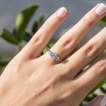 Anillo de Compromiso tres Piedras Aziza