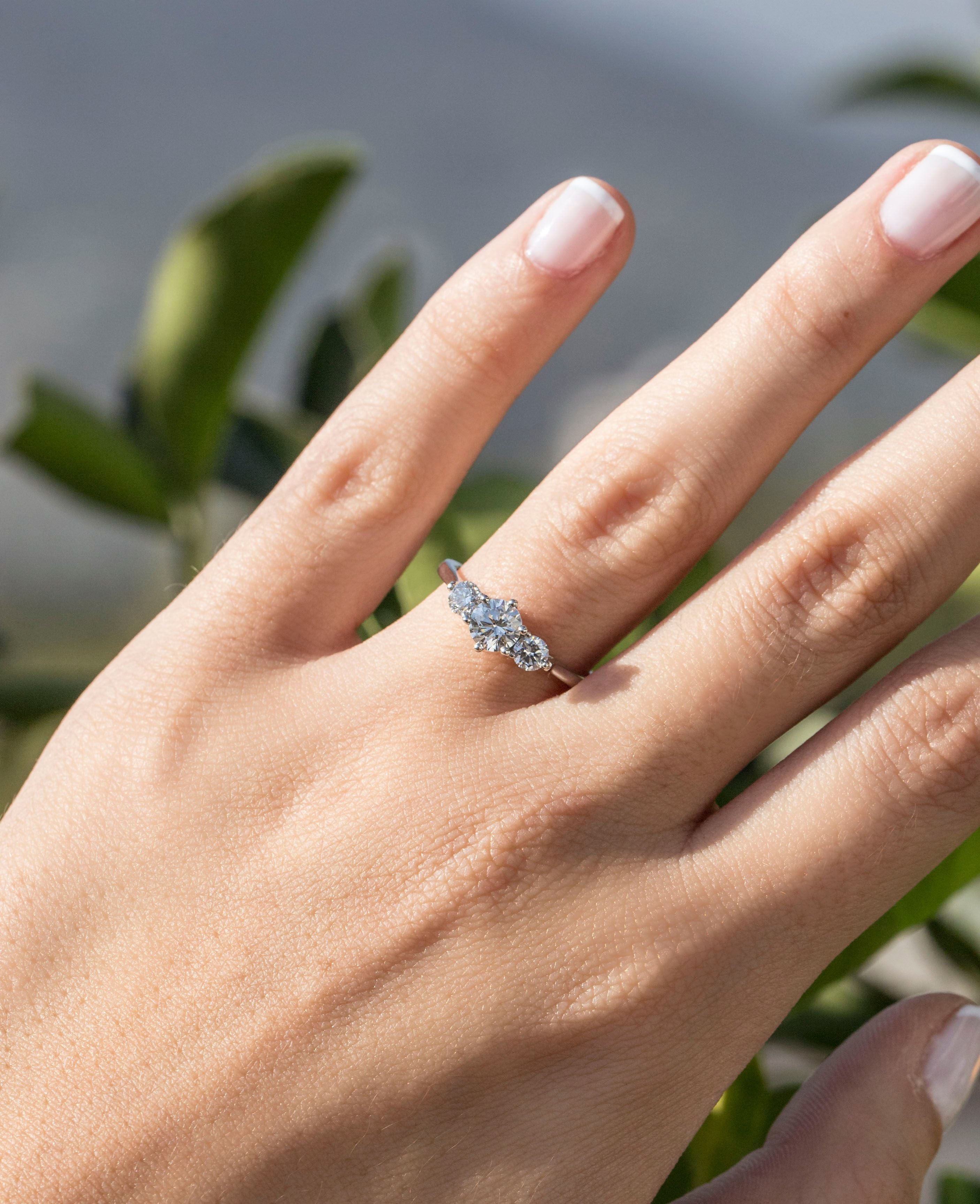 Anillo de Compromiso tres Piedras Aziza