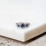 Anillo de Compromiso de Diamantes Tres Piedras Zafiro y Tres Halo