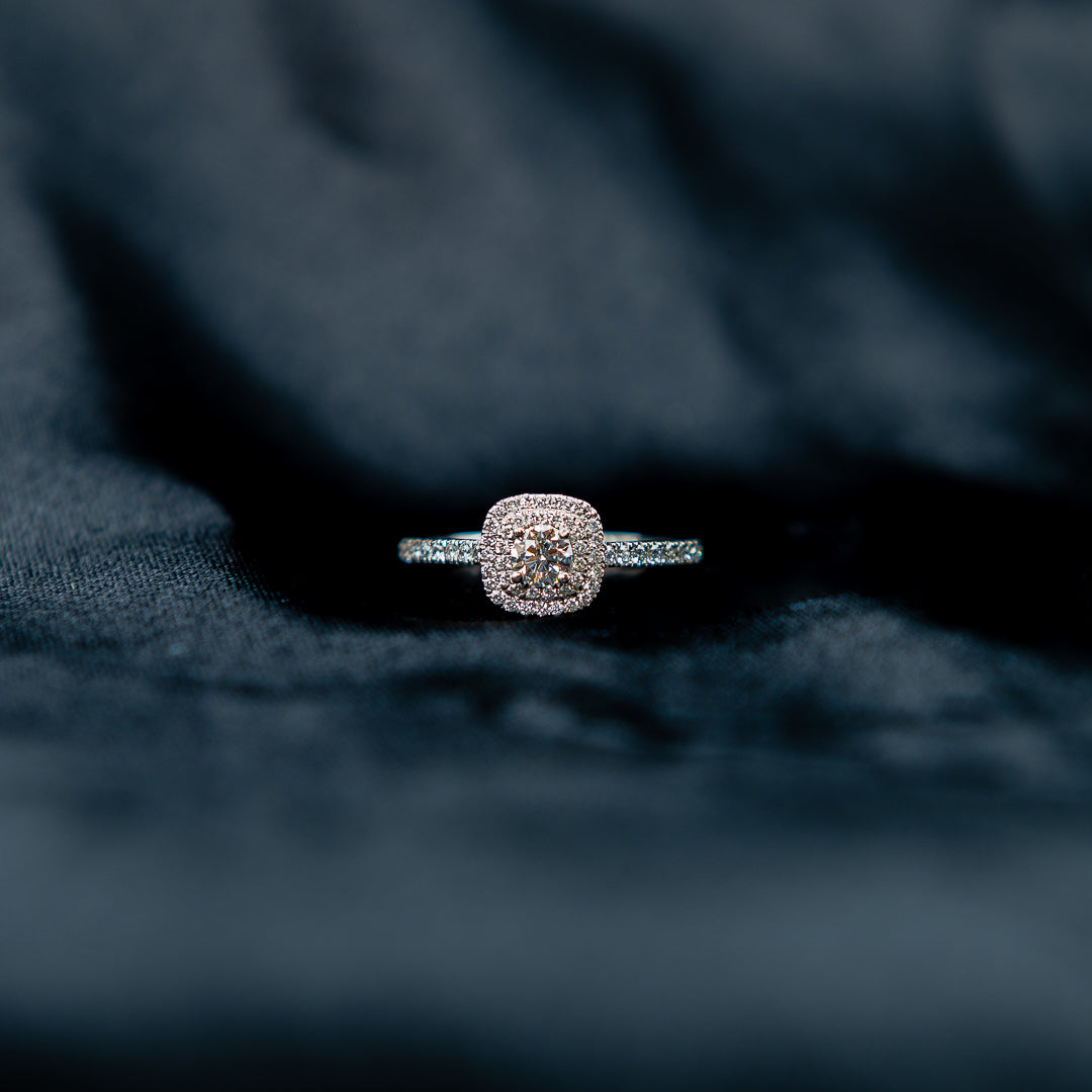 Anillo de Compromiso Doble Halo Cojin