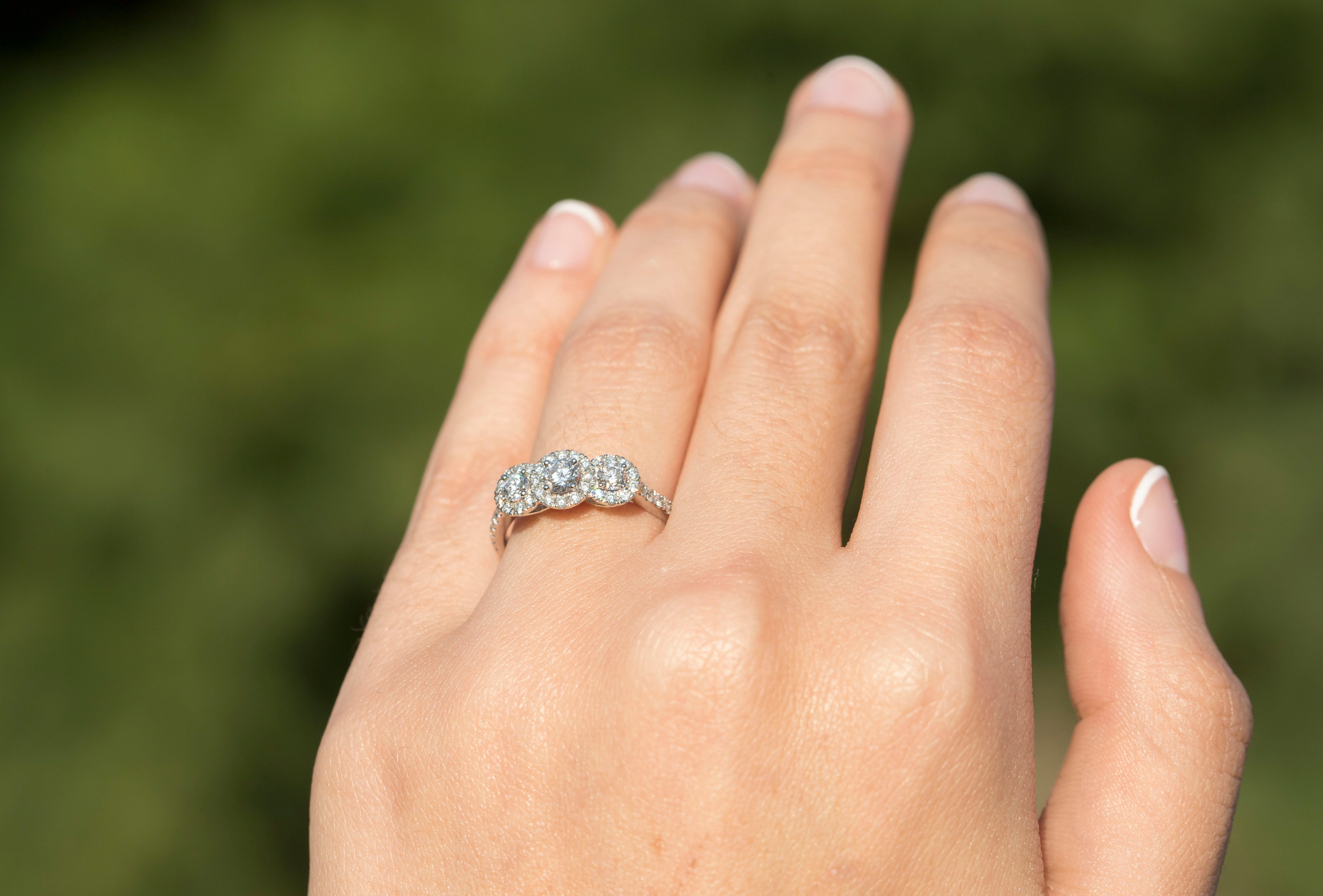 Anillo de Compromiso Diamantes Tres Piedras y Tres Halos