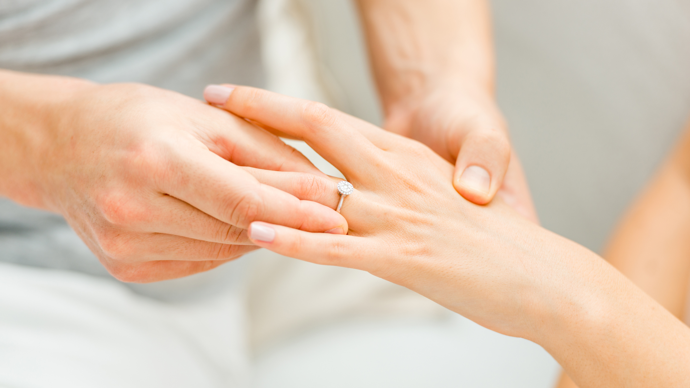 Cómo deben ajustar los anillos de compromiso?