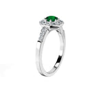 Anillo De Compromiso Halo Esmeralda Baguette Hal-018 Oro Blanco 18K Redondo 0.5 Esmeralda Cultivado en Laboratorio