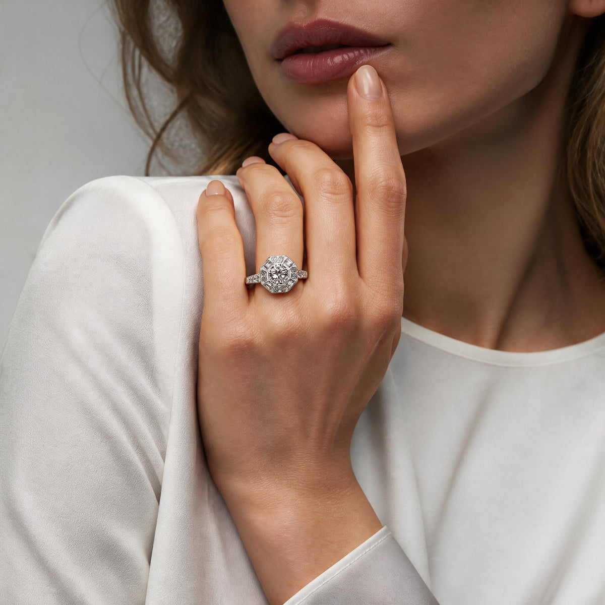 Anillo De Compromiso Halo Diamante Baguette Hal-018 Oro Rosado 18K Oval 0.4 Diamante Cultivado en Laboratorio