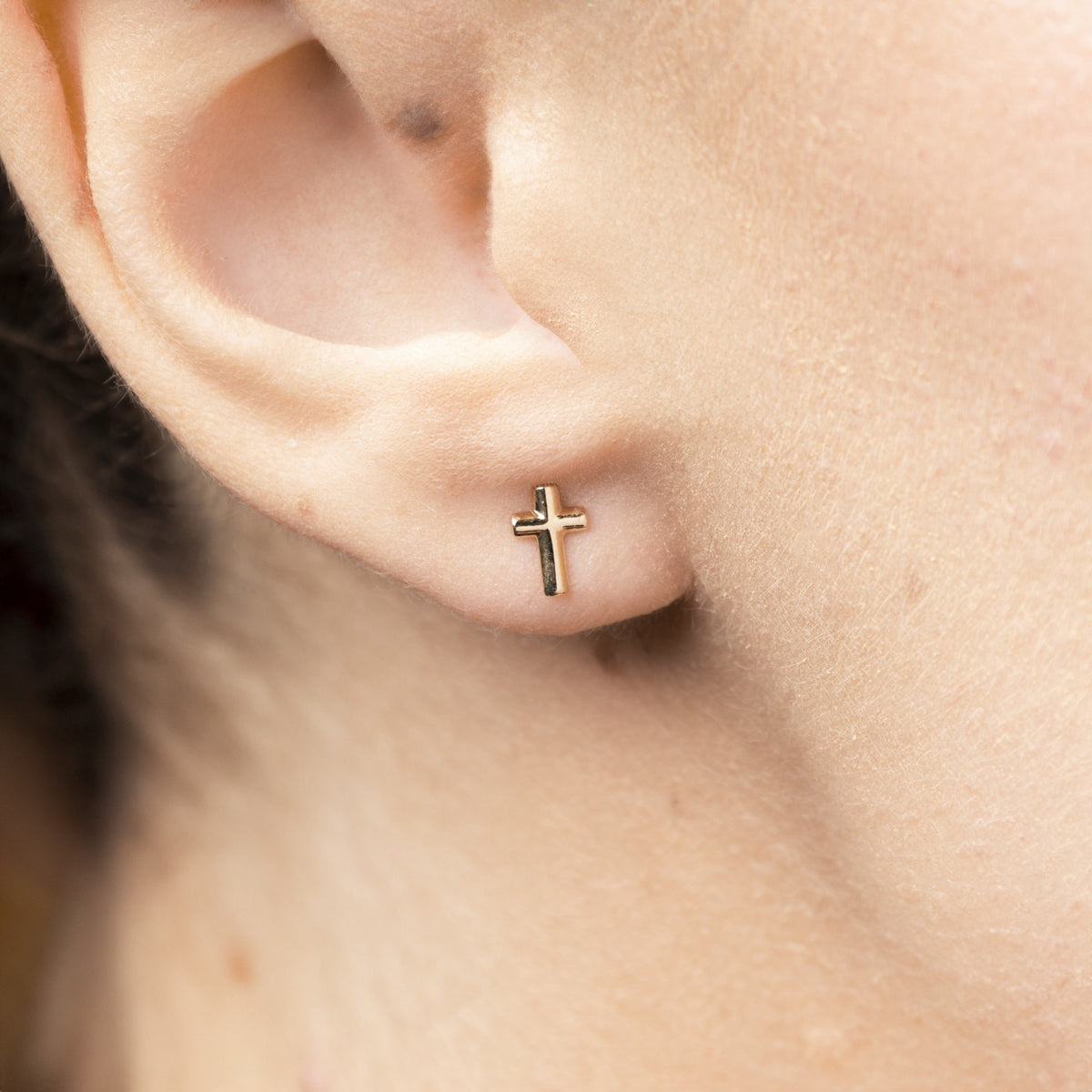 Aros Pequeños de Cruz en Oro Amarillo 14K