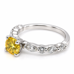 Anillo Solitario con Diamante Amarillo de Laboratorio 1 ct y Diamantes Marquise
