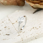 Anillo de Compromiso Laboratorio Solitario Oval Sharon
