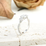 Anillo de Compromiso Laboratorio Tres Piedras Trenzado Cross
