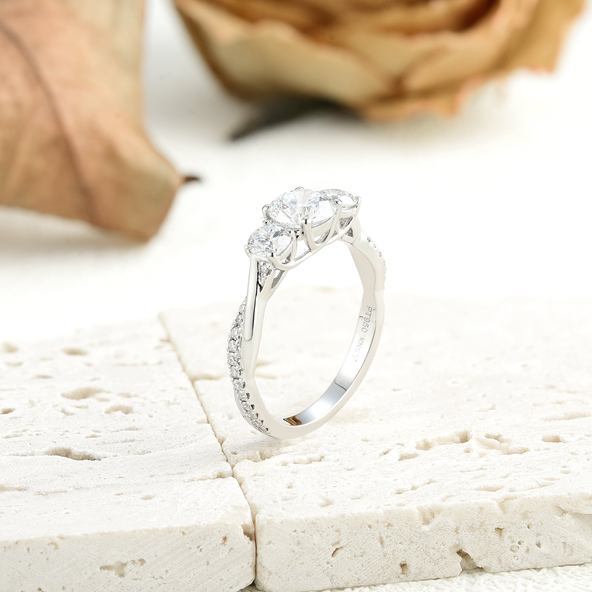 Anillo de Compromiso Laboratorio Tres Piedras Trenzado Cross