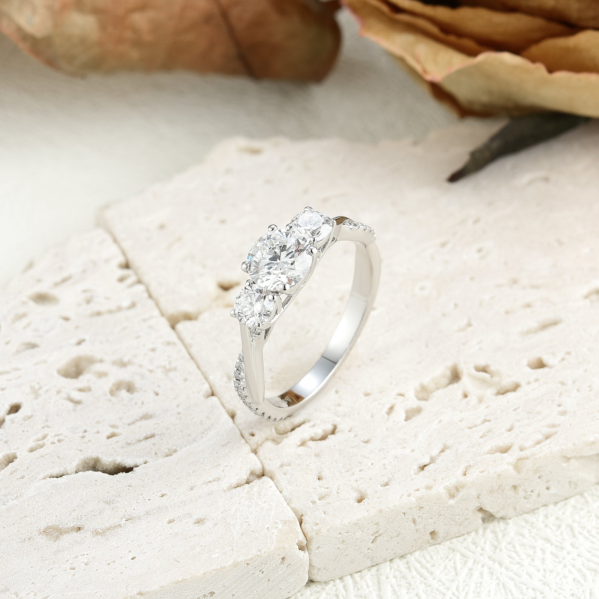 Anillo de Compromiso Laboratorio Tres Piedras Trenzado Cross