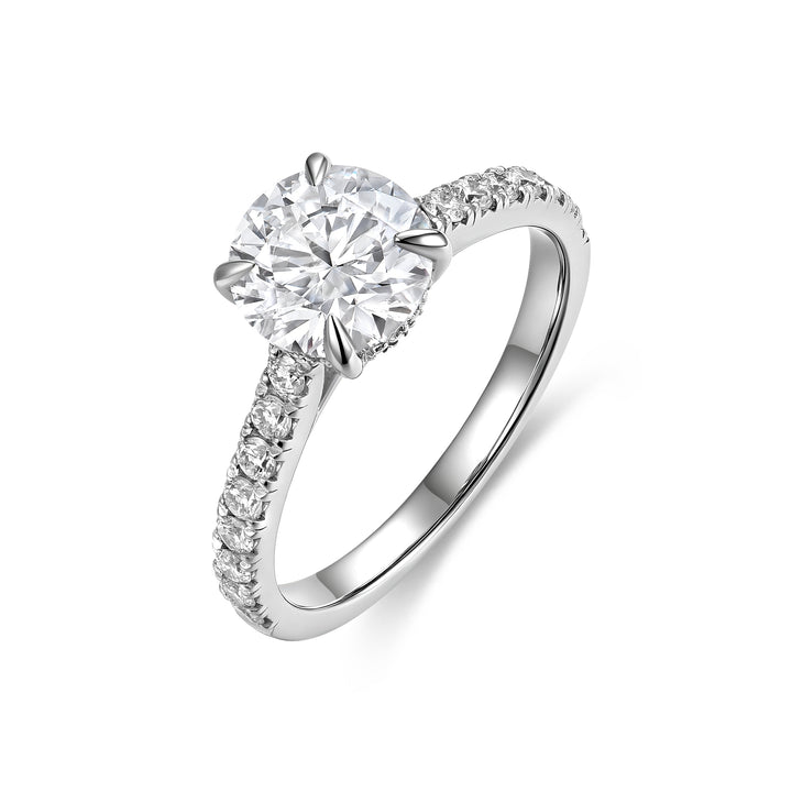 Anillo de Compromiso Ashlea con Diamantes Pavé y Engaste Catedral en Platino