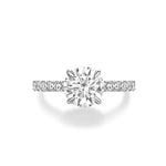 Anillo de Compromiso Ashlea con Diamantes Pavé y Engaste Catedral en Platino
