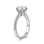 Anillo de Compromiso Ashlea con Diamantes Pavé y Engaste Catedral en Platino
