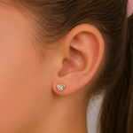 Aros de Oro 18K Niña Corazón Circón Bisel 4 mm con Tuerca