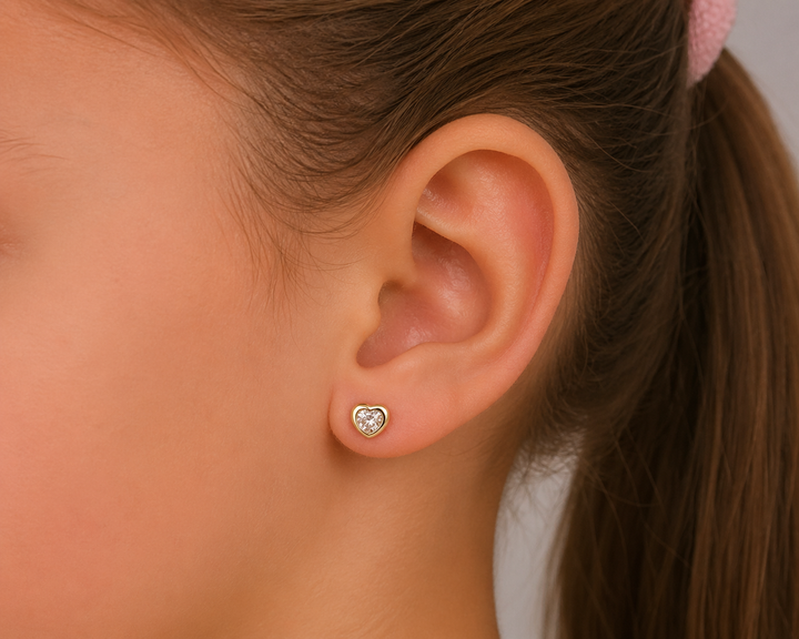 Aros de Oro 18K Niña Corazón Circón Bisel 4 mm con Tuerca