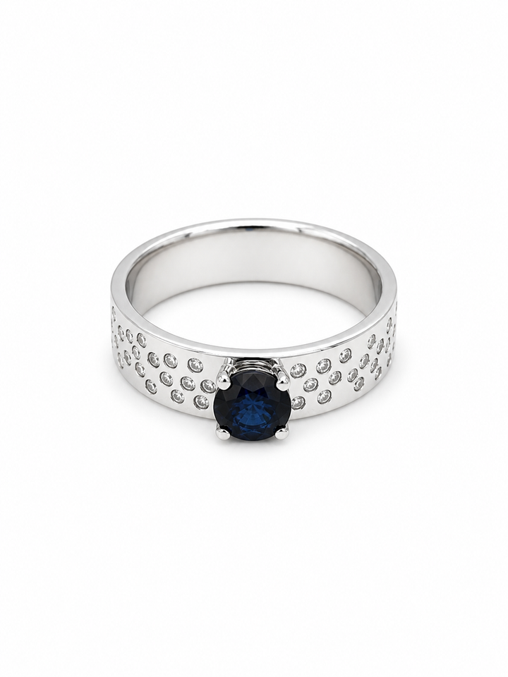 Anillo de Zafiro Azul y Diamantes en Platino | Diseño Cascada Moderno