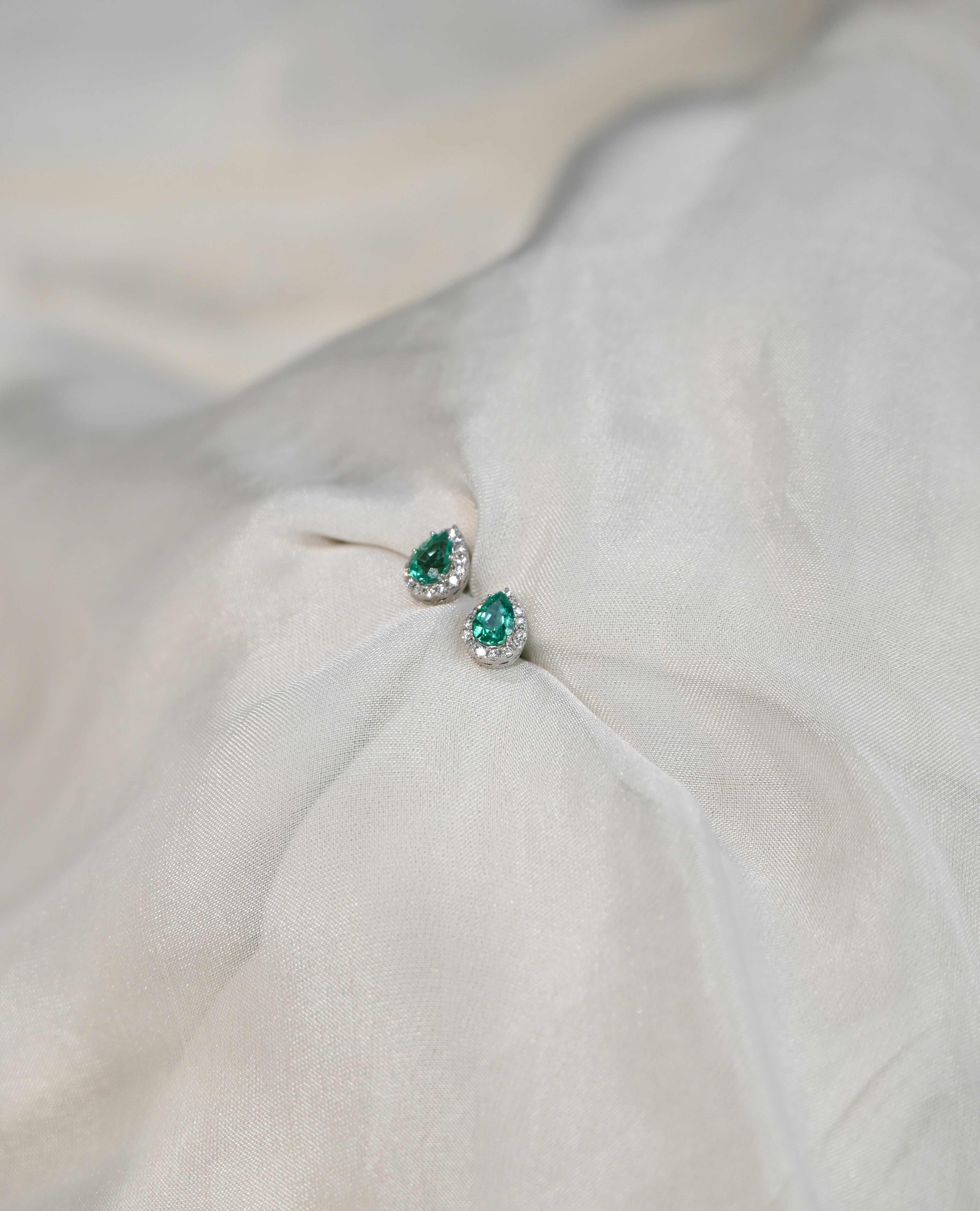 Aros Halo Esmeralda Lab y Moissanite