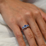Anillo de Compromiso de Diamantes Tres Piedras Zafiro y Tres Halo