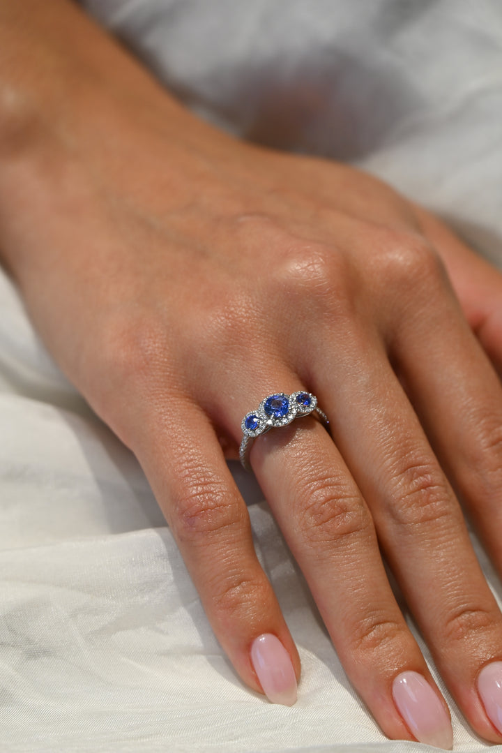 Anillo de Compromiso de Diamantes Tres Piedras Zafiro y Tres Halo
