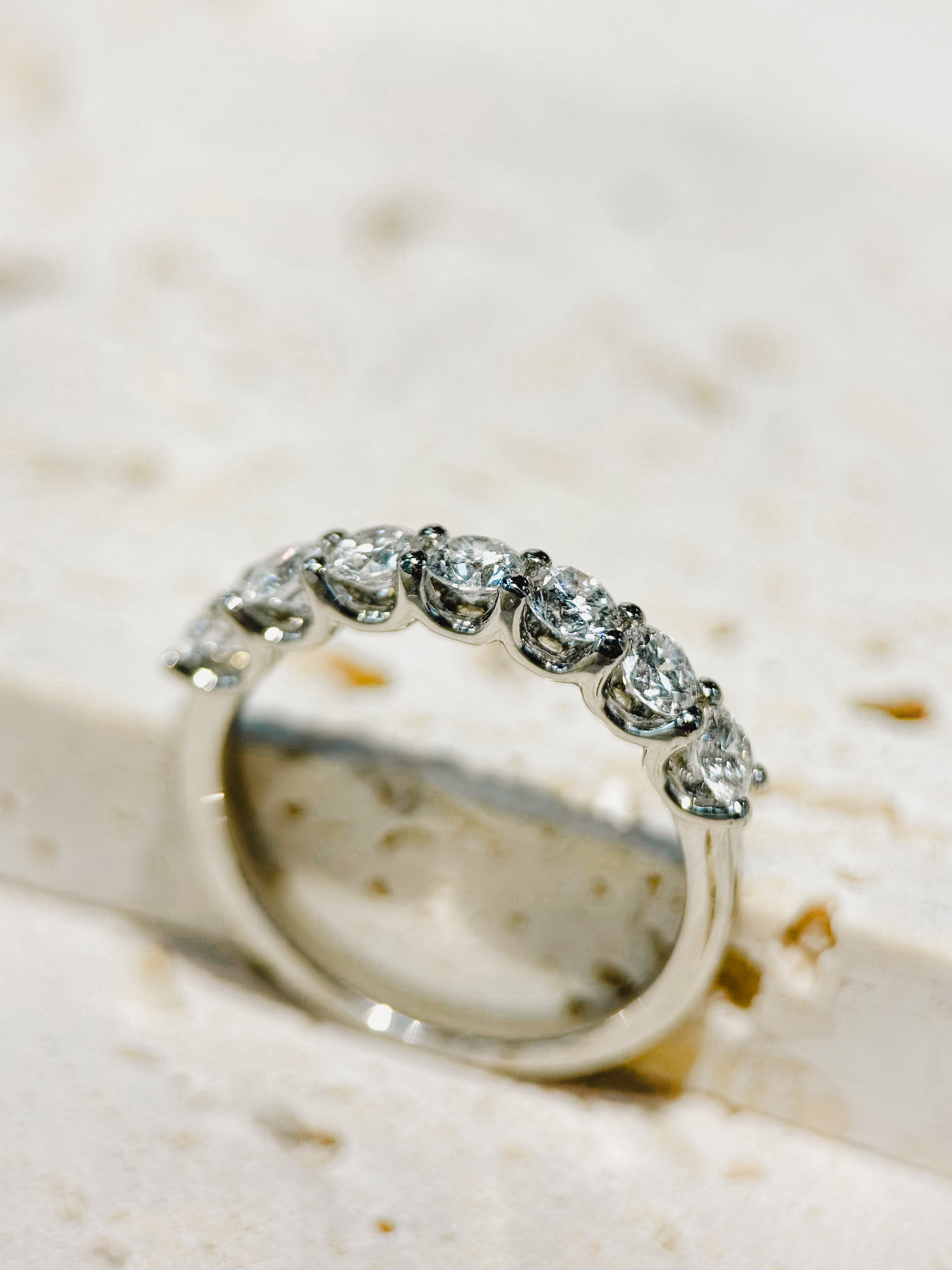 Anillo de Compromiso Laboratorio Medio cintillo de Diamantes Luna