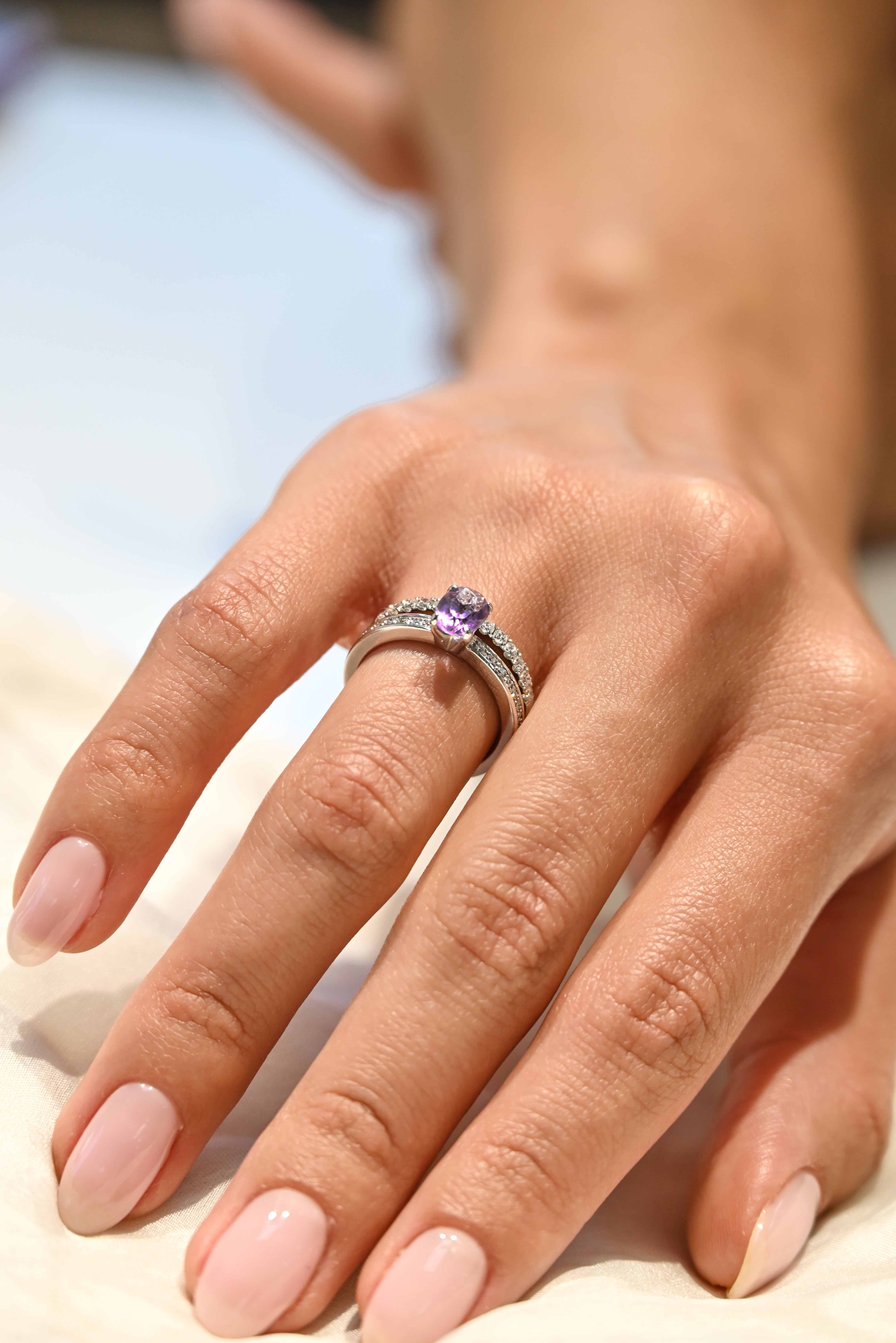 Anillo de Diamantes y amatista granito