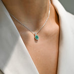 Collar Oval de Esmeralda de Laboratorio con Halo de Moissanite en Plata 925