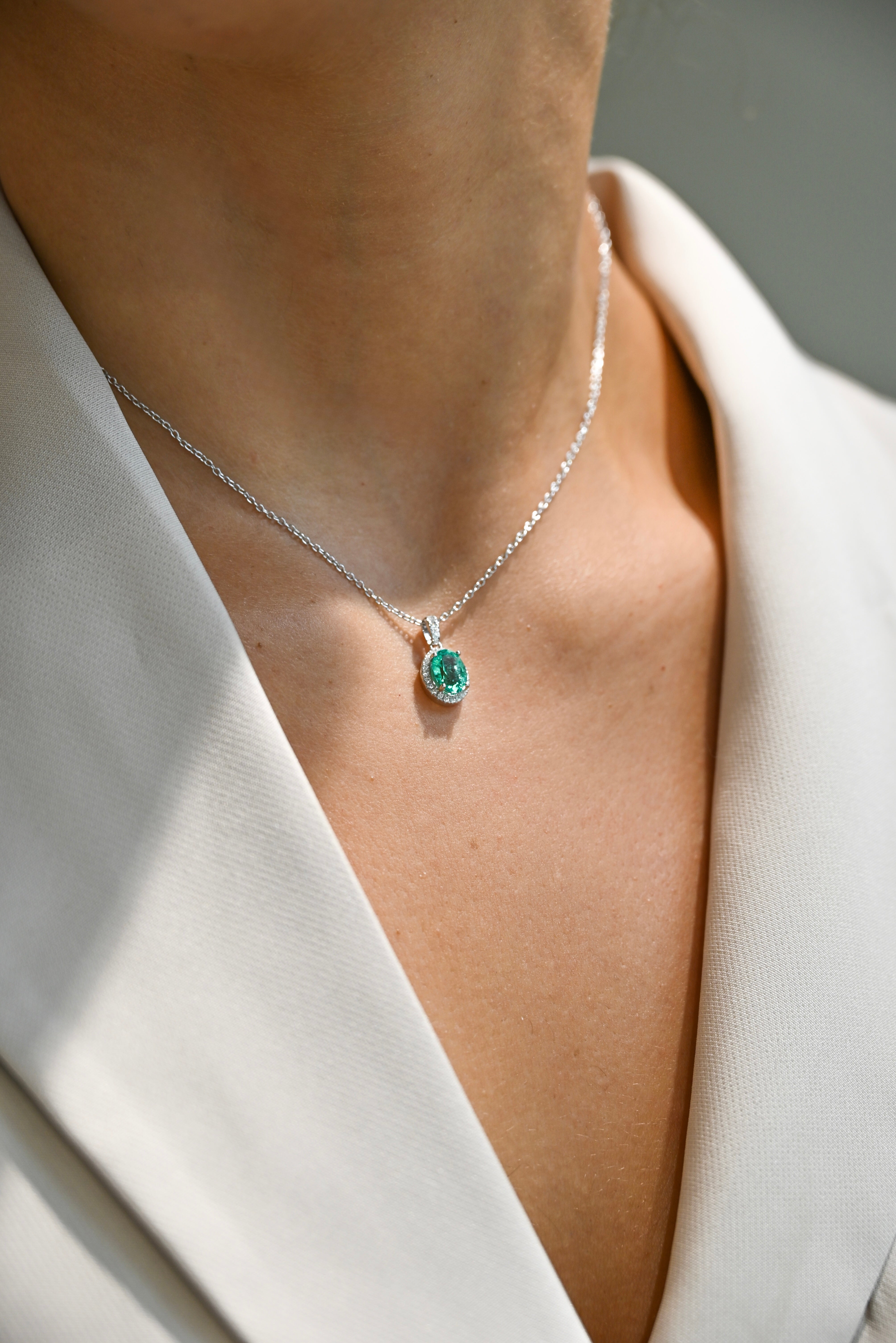 Collar Oval de Esmeralda de Laboratorio con Halo de Moissanite en Plata 925