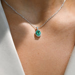 Collar Oval de Esmeralda de Laboratorio con Halo de Moissanite en Plata 925