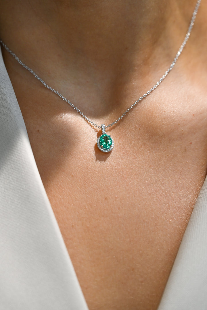 Collar Oval de Esmeralda de Laboratorio con Halo de Moissanite en Plata 925