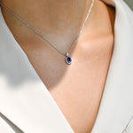 Collar Oval de Zafiro de Laboratorio con Halo de Moissanite en Plata 925