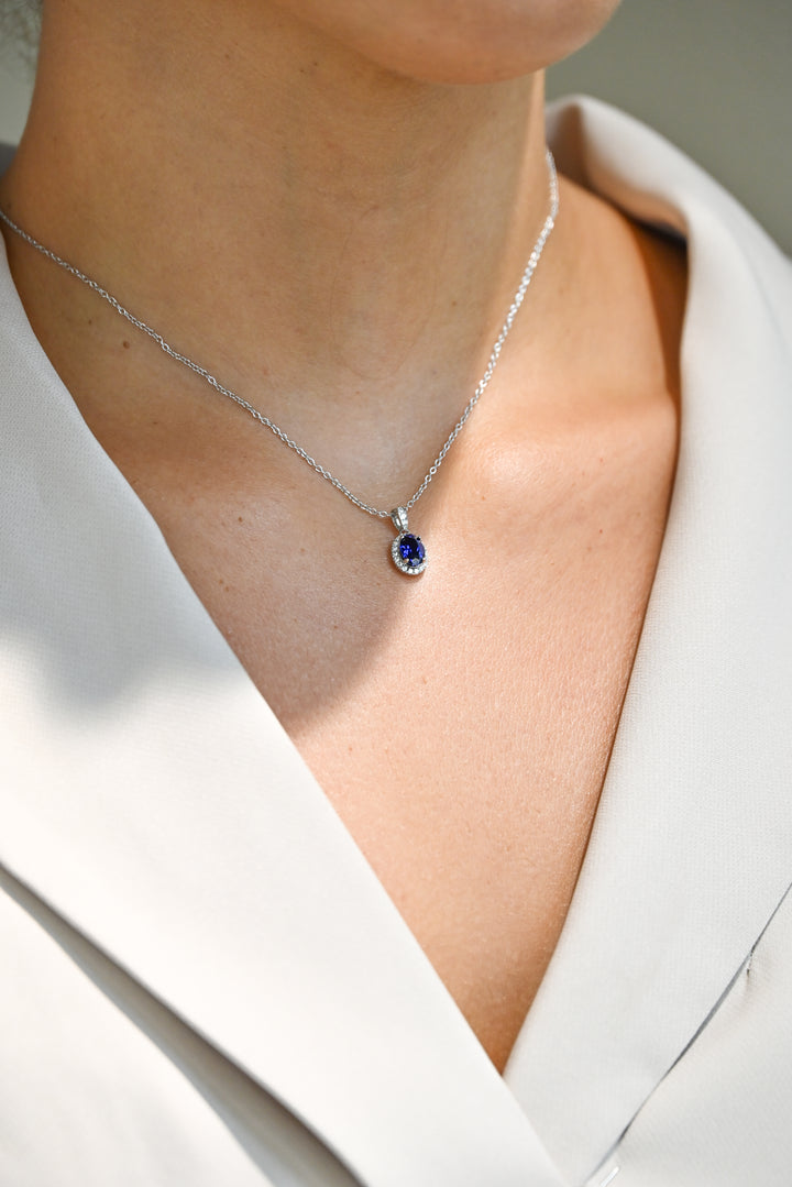 Collar Oval de Zafiro de Laboratorio con Halo de Moissanite en Plata 925