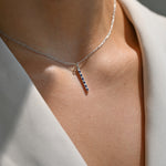 Collar de Zafiro y Diamantes de Laboratorio en Barra Vertical con Pavé Alternado en Plata 925