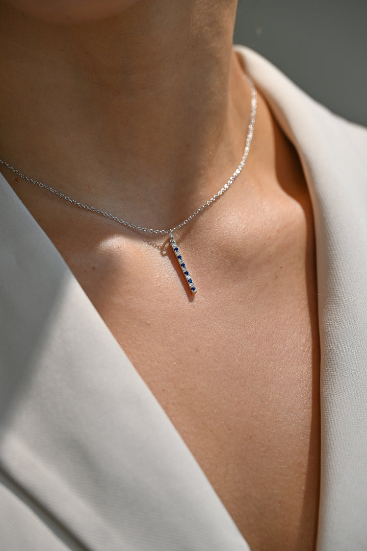 Collar de Zafiro y Diamantes de Laboratorio en Barra Vertical con Pavé Alternado en Plata 925
