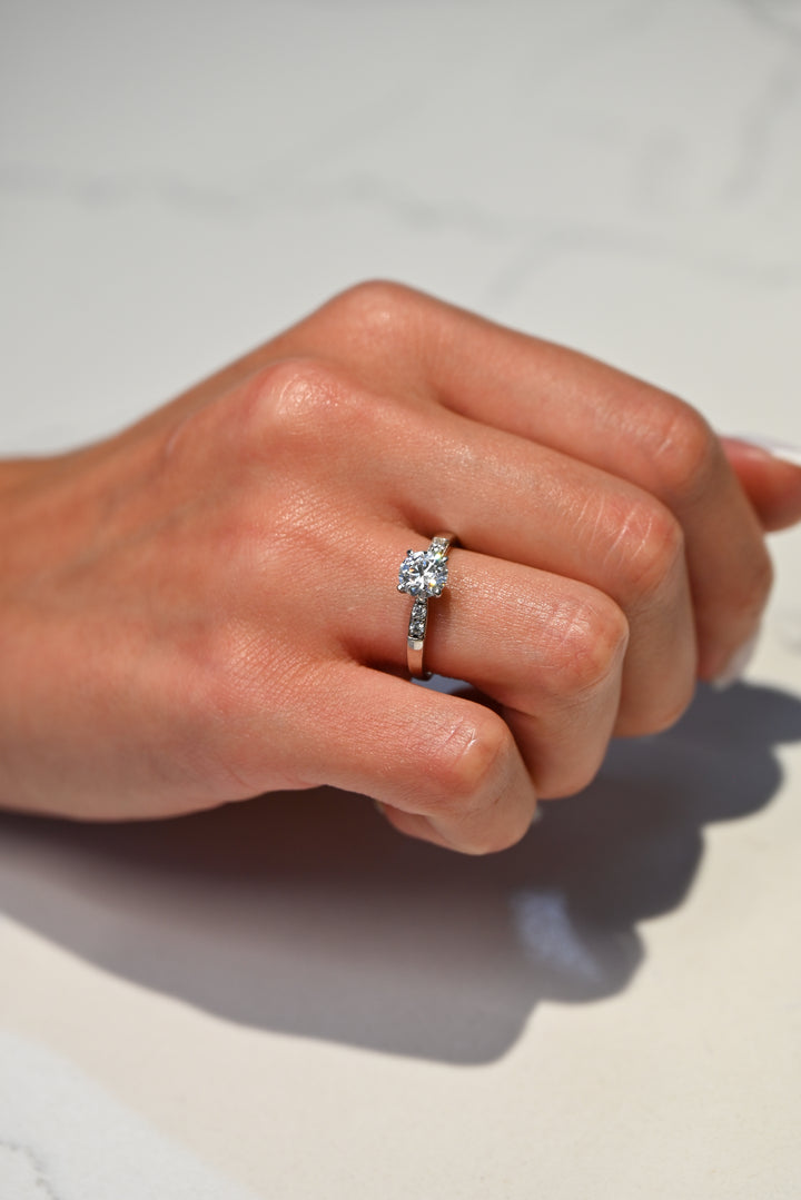 Anillo de Compromiso Moissanite Solitario Pave Degrade