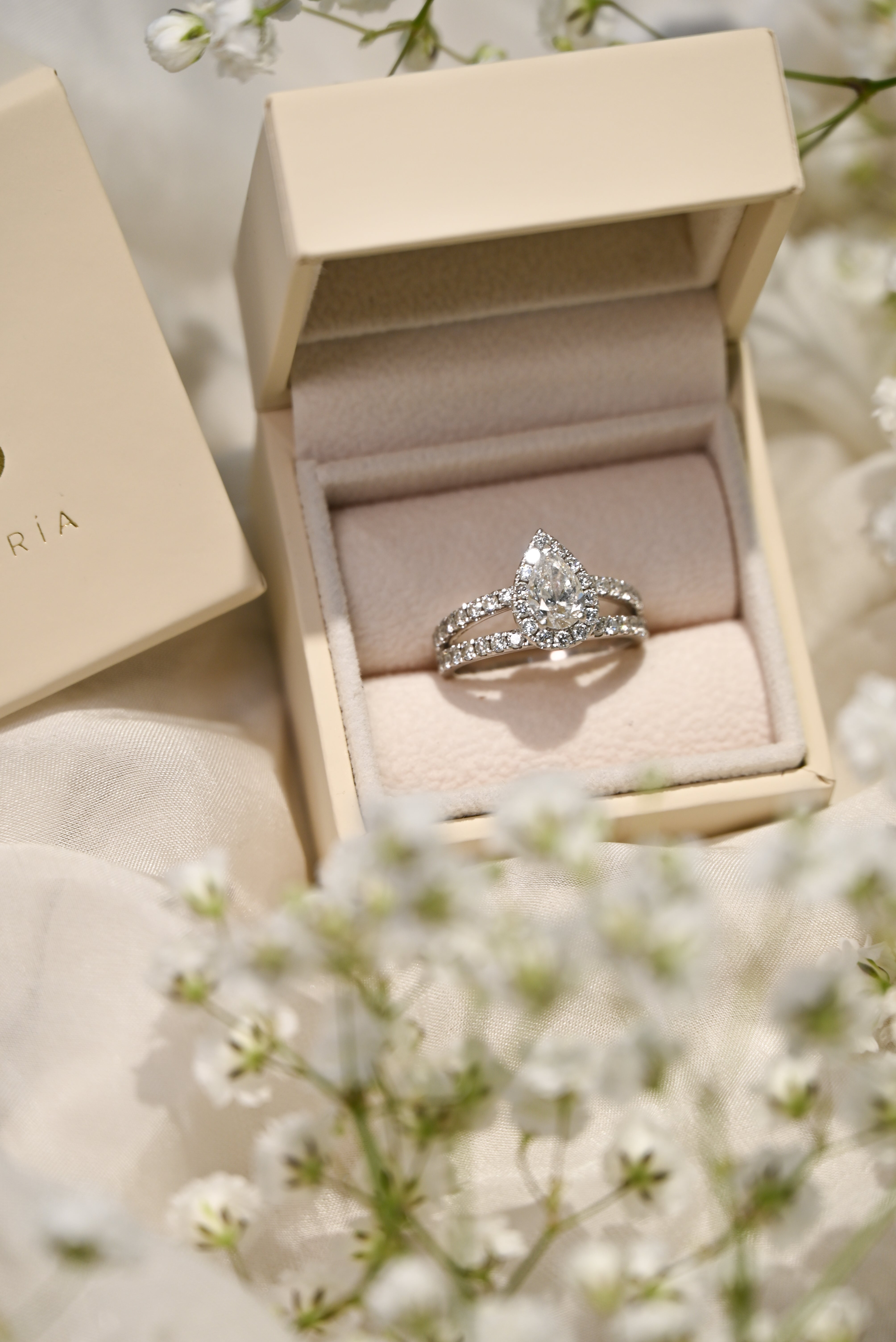 Anillo de Compromiso Halo Pera Doble Banda