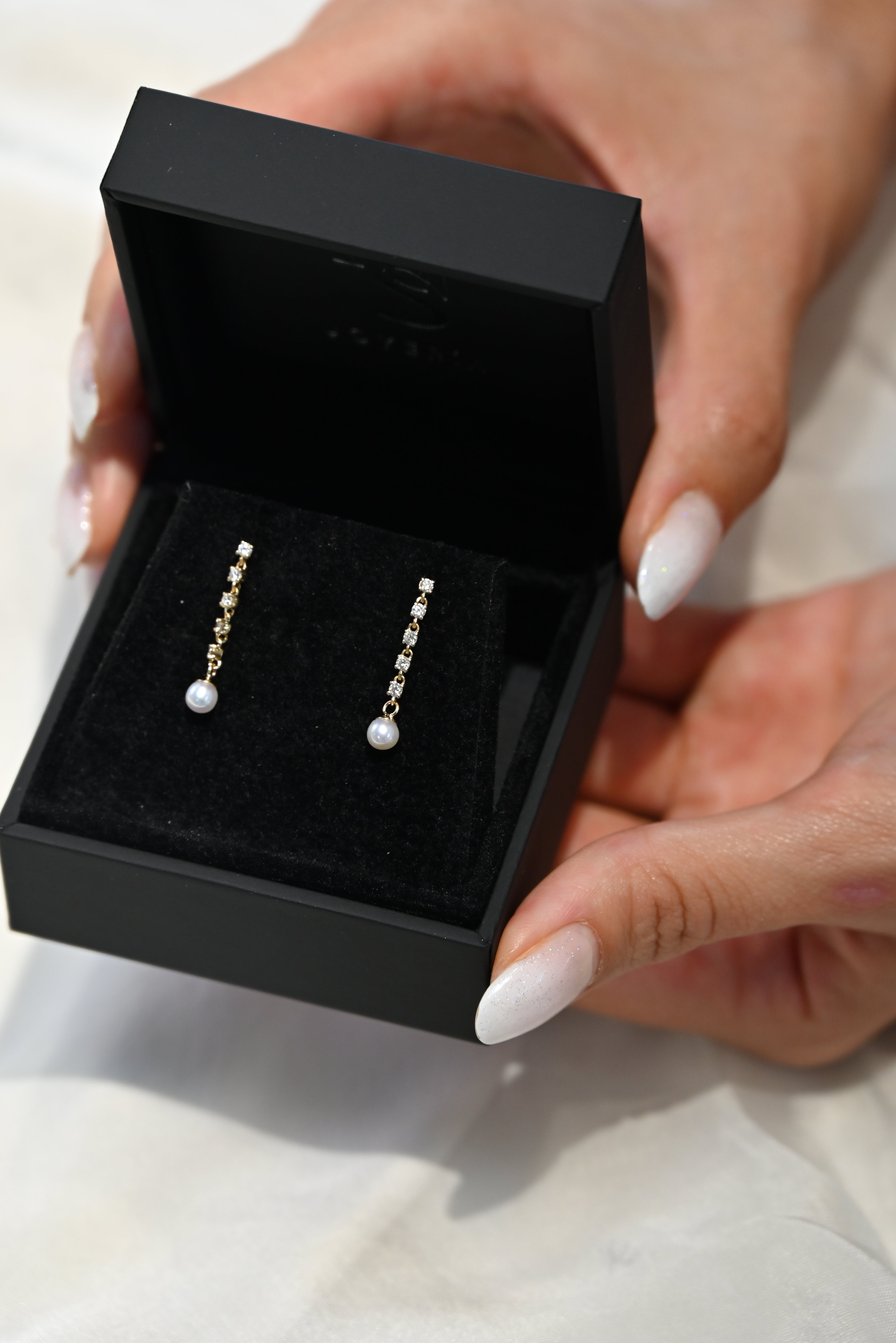 Aros de Tenis con Diamantes de Laboratorio y Perlas de Agua Dulce en Oro 14K